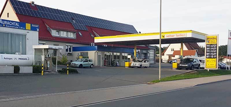 Foto Tankstelle mit Waschanlage